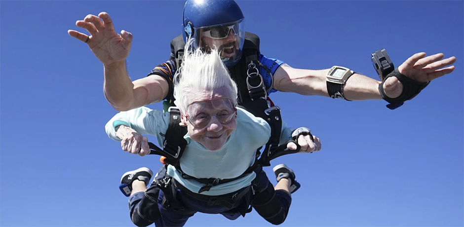 “Возраст — это всего лишь число”: 104-летняя женщина прыгает с парашютом