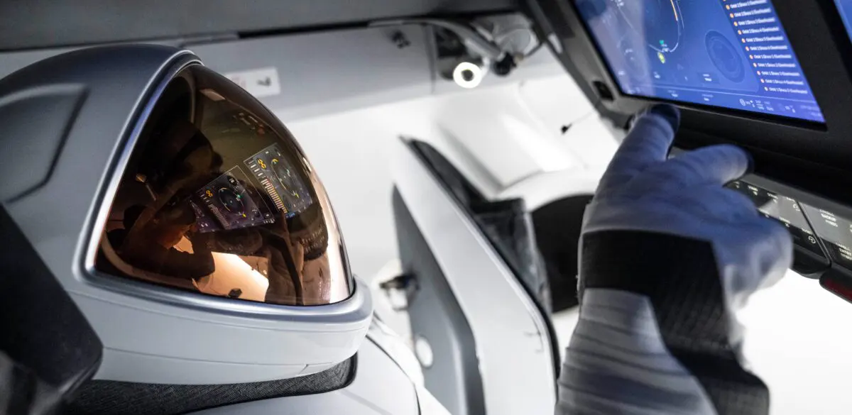 SpaceX представила новый скафандр для выхода в открытый космос